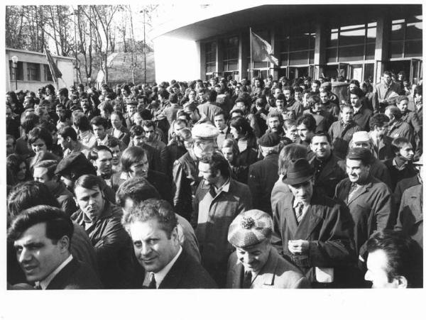 Palalido - Manifestazione delle fabbriche a partecipazione statale - Lavoratori escono dal Palalido - Bandiera Fim, Fiom, Uilm