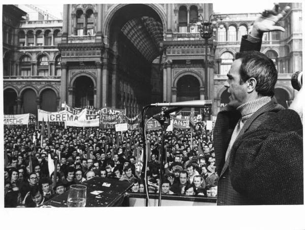 Sciopero nazionale dei lavoratori metalmeccanici per il rinnovo del contratto - Comizio in piazza del Duomo - Palco - Pierre Carniti al microfono - Folla di lavoratori - Striscioni