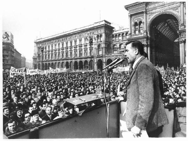 Sciopero nazionale dei lavoratori metalmeccanici per il rinnovo del contratto - Comizio in piazza del Duomo - Palco - Bruno Trentin al microfono - Folla di lavoratori - Striscioni