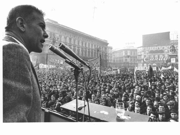 Sciopero nazionale dei lavoratori metalmeccanici per il rinnovo del contratto - Comizio in piazza del Duomo - Palco - Bruno Trentin al microfono - Folla di lavoratori - Striscioni