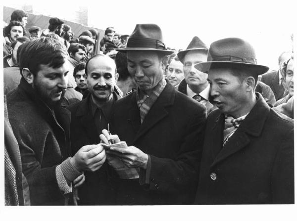 Sciopero nazionale dei lavoratori metalmeccanici per il rinnovo del contratto - Comizio in piazza del Duomo - Delegati del Vietnam del Nord tra i lavoratori firmano autografi