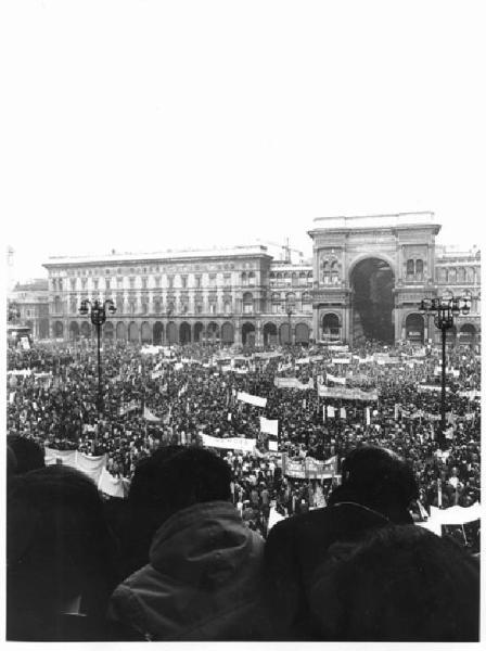 Sciopero nazionale dei lavoratori metalmeccanici per il rinnovo del contratto - Comizio in piazza del Duomo - Panoramica sulla piazza - Folla di lavoratori - Striscioni - Galleria Vittorio Emanuele