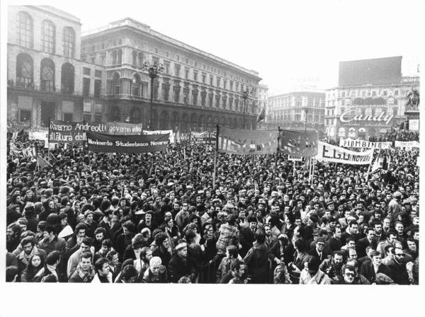 Sciopero nazionale dei lavoratori metalmeccanici per il rinnovo del contratto - Comizio in piazza del Duomo - Panoramica sulla piazza - Folla di lavoratori - Striscioni - Pubblicità sui palazzi