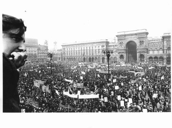 Sciopero nazionale dei lavoratori metalmeccanici per il rinnovo del contratto - Comizio in piazza del Duomo - Panoramica sulla piazza - Folla di lavoratori - Striscioni - Galleria Vittorio Emanuele