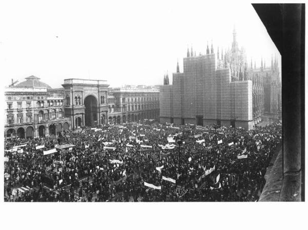 Sciopero nazionale dei lavoratori metalmeccanici per il rinnovo del contratto - Comizio in piazza del Duomo - Panoramica sulla piazza - Folla di lavoratori - Striscioni - Galleria Vittorio Emanuele - Il Duomo