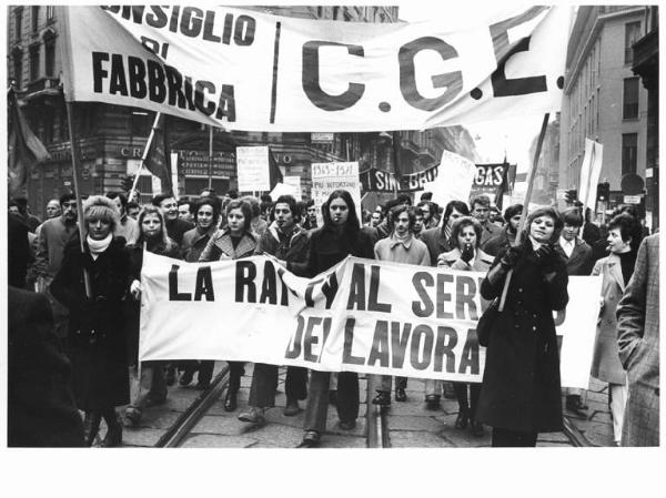 Sciopero nazionale dei lavoratori metalmeccanici per il rinnovo del contratto - Corteo - Spezzone lavoratrici della Cge - Striscioni - Cartelli - Bandiere