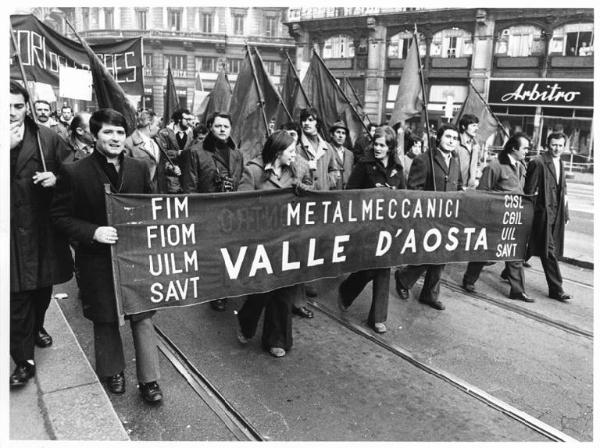 Sciopero nazionale dei lavoratori metalmeccanici per il rinnovo del contratto - Corteo - Spezzone lavoratori della Valle d'Aosta - Striscione - Bandiere