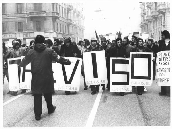 Sciopero nazionale dei lavoratori metalmeccanici per il rinnovo del contratto - Corteo - Spezzone lavoratori di Treviso - Cartelli - Bandiere