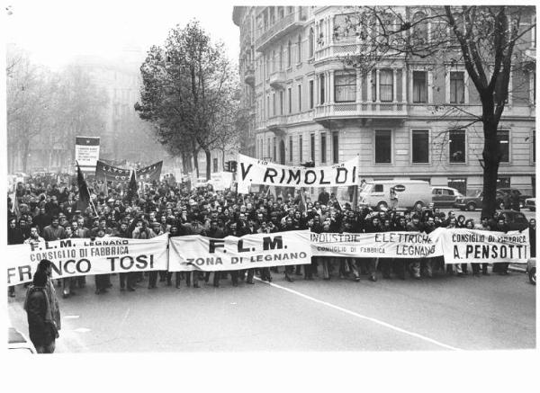 Sciopero nazionale dei lavoratori metalmeccanici per il rinnovo del contratto - Corteo - Spezzone lavoratori di Legnano - Striscioni - Cartelli - Bandiere