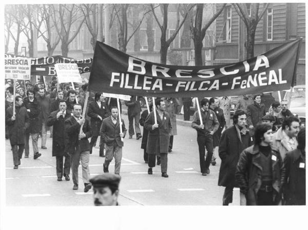 Sciopero nazionale dei lavoratori metalmeccanici per il rinnovo del contratto - Corteo - Spezzone lavoratori edili di Brescia - Cartelli - Striscione