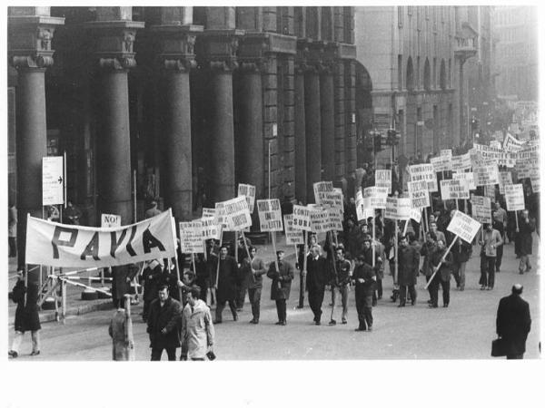 Sciopero nazionale dei lavoratori metalmeccanici per il rinnovo del contratto - Corteo - Spezzone lavoratori di Pavia - Cartelli - Striscione