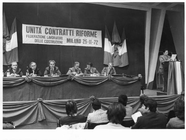 Camera del Lavoro - Salone "Di Vittorio" - Interno - Convegno edili - Costituzione della Federazione sindacale provinciale - Tavolo della presidenza con relatori - Parola d'ordine