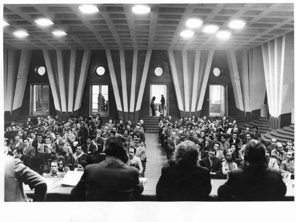 Camera del Lavoro - Salone "Di Vittorio" - Interno - Convegno edili - Costituzione della Federazione sindacale provinciale - Panoramica sulla sala - Platea