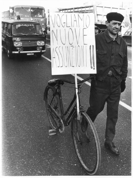 Sciopero dei lavoratori metalmeccanici per il rinnovo del contratto - Corteo - Operaio con cartello e bicicletta - Furgone dei carabinieri