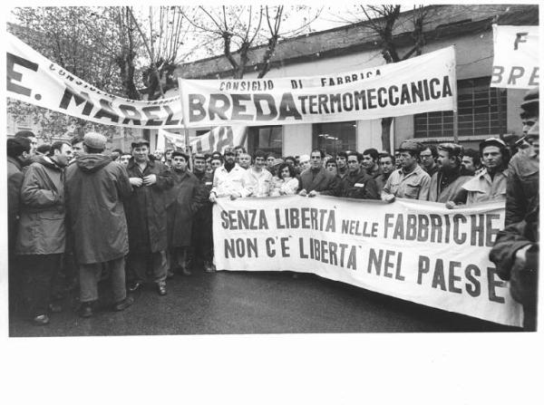 Sciopero dei lavoratori della Breda con altre fabbriche contro le provocazioni antisciopero delle aziende a partecipazione statale - Comizio davanti alla Breda - Operai con tuta da lavoro - Striscioni