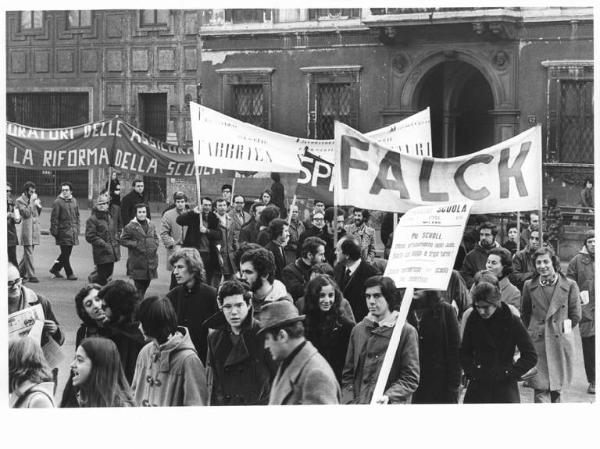 Manifestazione di insegnanti con delegazioni di fabbriche - Corteo - Spezzone studenti - Striscioni - Cartello