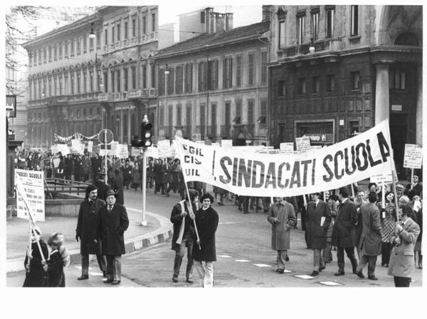 Manifestazione di insegnanti con delegazioni di fabbriche - Corteo in corso Venezia - Spezzone sindacati scuola - Striscioni - Cartelli