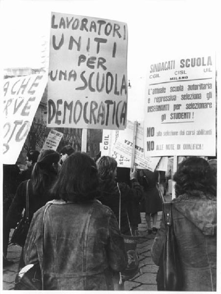 Manifestazione di insegnanti con delegazioni di fabbriche - Corteo - Cartelli sulla scuola