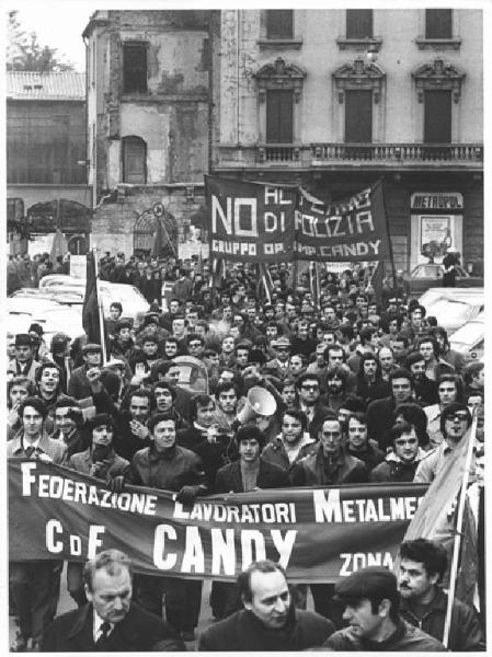 Sciopero dei metalmeccanici - Corteo - Spezzone lavoratori della Candy - Striscioni - Bandiere - Uomo con megafono