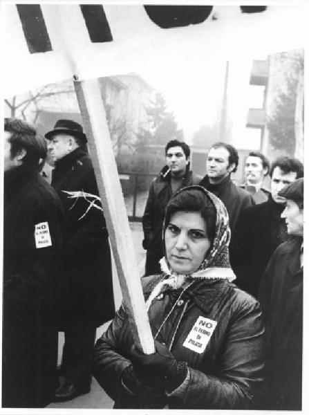 Manifestazione contro il fermo di polizia - Corteo - Ritratto femminile - Lavoratrice