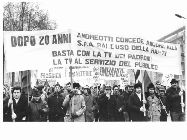 Sciopero dei lavoratori metallurgici - Corteo verso la Rai - Lavoratori con fischietti - Striscioni - Cartelli - Bandiere