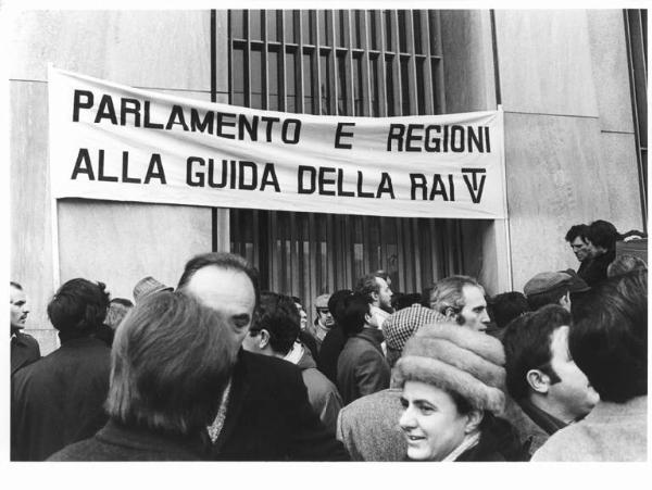 Sciopero dei lavoratori metallurgici - Presidio davanti alla Rai - Striscione