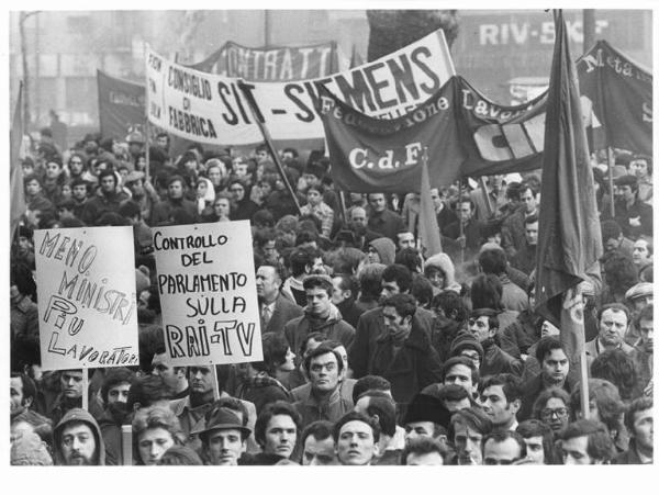 Sciopero dei lavoratori metallurgici - Presidio davanti alla Rai - Lavoratori al comizio - Cartelli - Striscioni - Bandiere