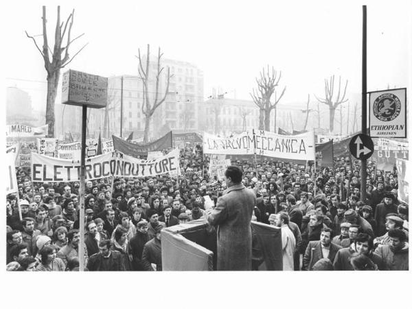 Sciopero dei lavoratori metallurgici - Presidio davanti alla Rai - Comizio - Palco - Annio Breschi al microfono - Lavoratori - Striscioni - Cartelli