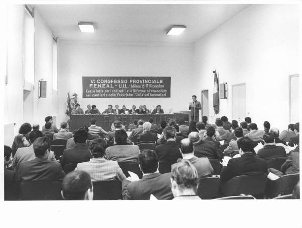 Circolo di via De Amicis - Interno - Congresso provinciale Feneal Uil - Panoramica sulla sala - Platea e tavolo della presidenza - Serafini al microfono - Parola d'ordine