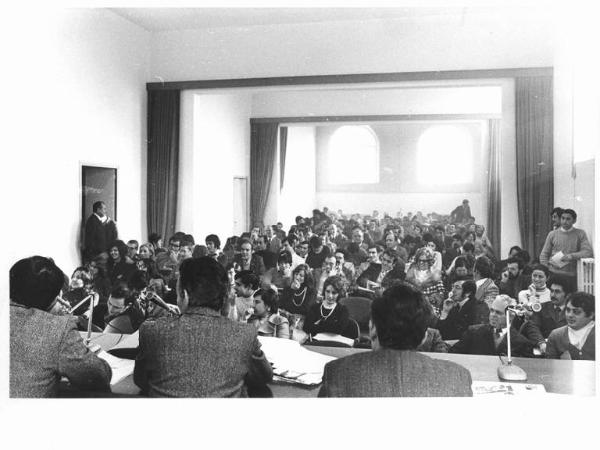 Circolo di via De Amicis - Interno - Convegno unitario Montedison - Panoramica sulla sala - Platea e tavolo della presidenza