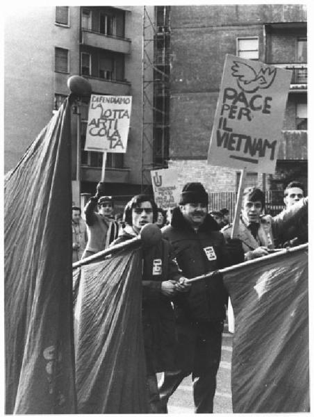 Sciopero dei lavoratori grafici - Corteo - Cartelli - Bandiere