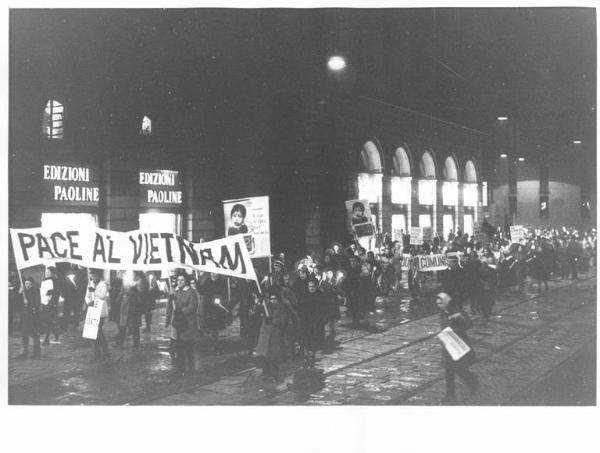 Manifestazione notturna per il Vietnam - Corteo con fiaccole in piazza del Duomo - Striscioni - Cartelli