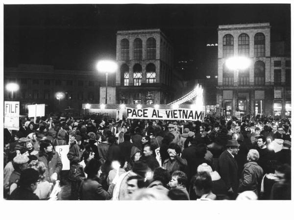 Manifestazione notturna per il Vietnam - Presidio in piazza del Duomo - Manifestanti - Striscioni - Cartelli - Fiaccole
