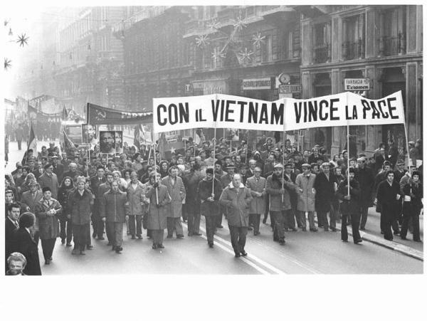 Manifestazione per la pace in Vietnam - Corteo - Striscione "Con il Vietnam vince la pace" - Striscioni - Cartelli - Bandiere