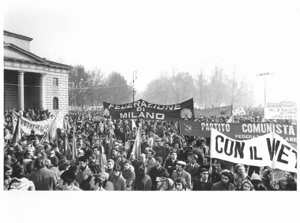 Manifestazione per la pace in Vietnam - Piazza Sempione - Manifestanti all'Arco della Pace - Striscioni - Bandiere