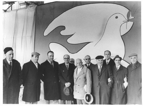 Manifestazione per la pace in Vietnam - Piazza Sempione - Palco - Ritratto di gruppo - Dirigenti sindacali e politici - Tra gli altri Carlo Venegoni, Tino Casali, Giulio Polotti, Manlio Pirola - Striscione con colomba della pace