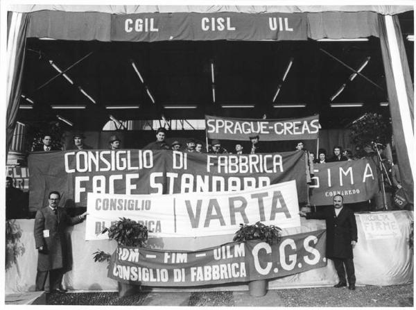 Manifestazione per la pace in Vietnam - Piazza Sempione - Sul palco i lavoratori delle fabbriche - Striscioni delle fabbriche