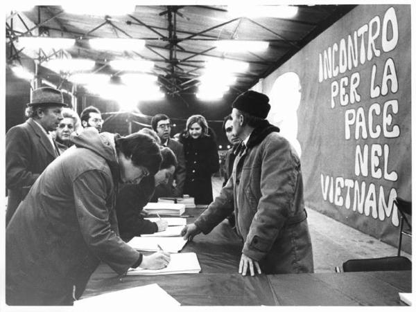 Manifestazione per la pace in Vietnam - Piazza Sempione - Banchetto raccolta firme - Lavoratori firmano l'adesione alla manifestazione - Parola d'ordine