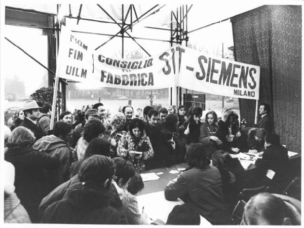 Manifestazione per la pace in Vietnam - Piazza Sempione - Banchetto raccolta firme - Lavoratori della Sit Siemens firmano l'adesione alla manifestazione - Striscione Sit Siemens