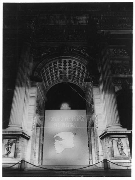 Manifestazione per la pace in Vietnam - Piazza Sempione - Arco della Pace - Parola d'ordine della manifestazione con colomba della pace