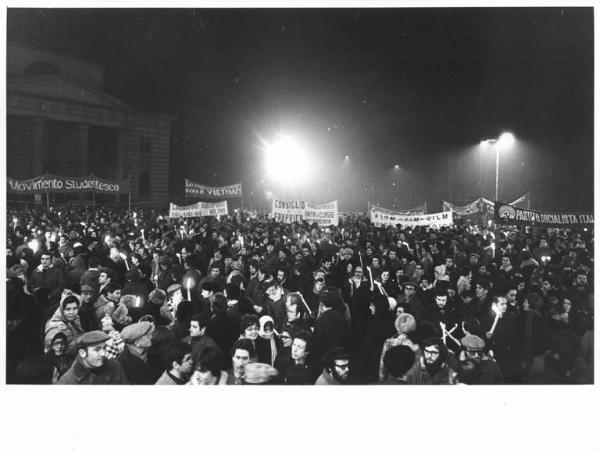 Manifestazione per la pace in Vietnam - Piazza Sempione - Manifestanti davanti all'Arco della Pace - Fiaccole - Striscioni