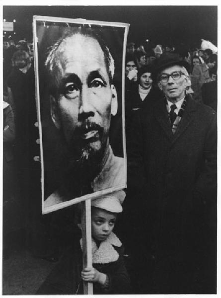 Manifestazione per la pace in Vietnam - Piazza Sempione - Fiaccolata - Manifestanti davanti all'Arco della Pace - Bambino con il ritratto di Ho Chi Min