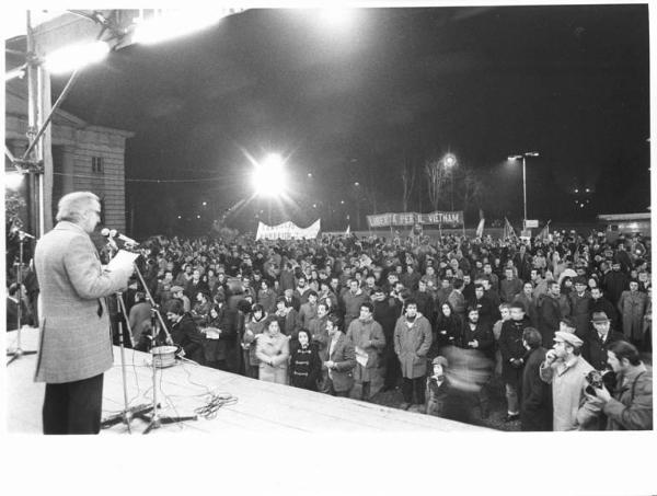 Manifestazione per la pace in Vietnam - Piazza Sempione - Comizio all'Arco della Pace - Palco con oratore al microfono - Manifestanti - Striscioni