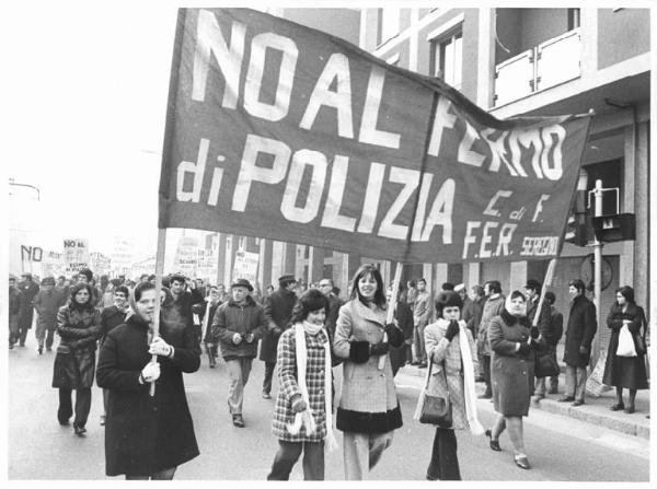 Sciopero generale nazionale per le riforme e per il contratto - Corteo - Donne con lo striscione "No al fermo di polizia" - Cartelli