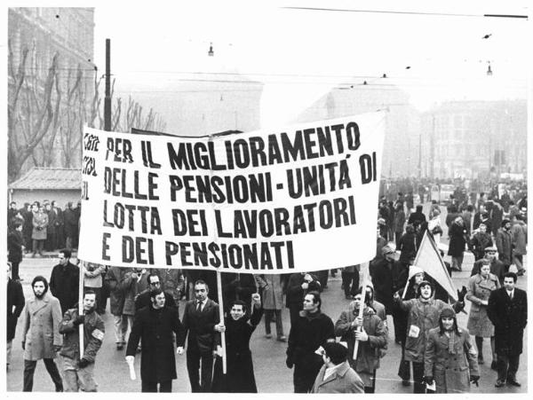 Sciopero generale nazionale per le riforme e per il contratto - Corteo in largo Cairoli - Striscione pensionati e lavoratori - Bandiera