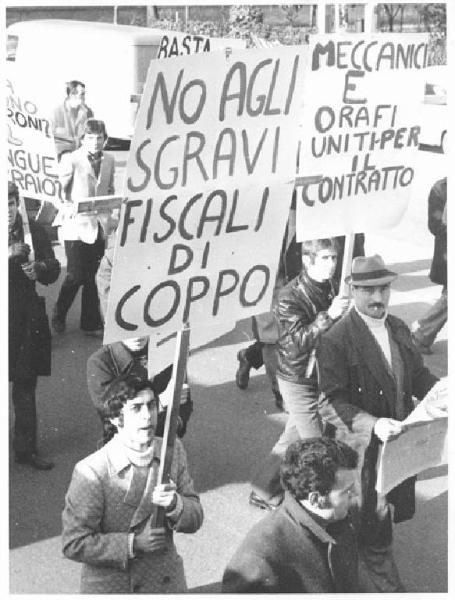 Sciopero dei lavoratori orafi - Corteo - Lavoratori con cartelli