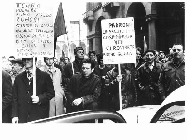 Sciopero dei lavoratori della Falck - Presidio davanti alla direzione - Lavoratori con cartelli sulla salute - Bandiere