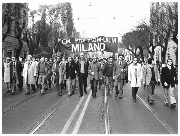 Sciopero nazionale dei lavoratori metalmeccanici per il rinnovo del contratto - Corteo - Spezzone della Flm Milano - In prima fila dirigenti sindacali (Annio Breschi, Leonardo Banfi, Aldo Bonaccini) - Striscione