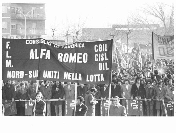 Sciopero nazionale dei lavoratori metalmeccanici per il rinnovo del contratto - Corteo - Spezzone lavoratori dell'Alfa Romeo - Striscioni - Bandiere Flm