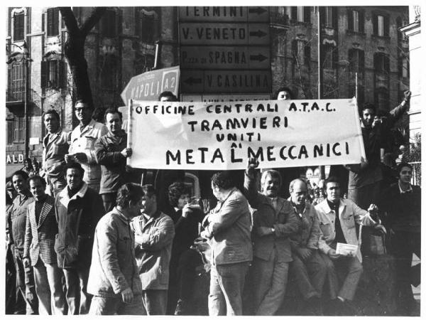 Sciopero nazionale dei lavoratori metalmeccanici per il rinnovo del contratto - Lavoratori dell'Atac in solidarietà con i metalmeccanici - Operai con tuta da lavoro - Striscione